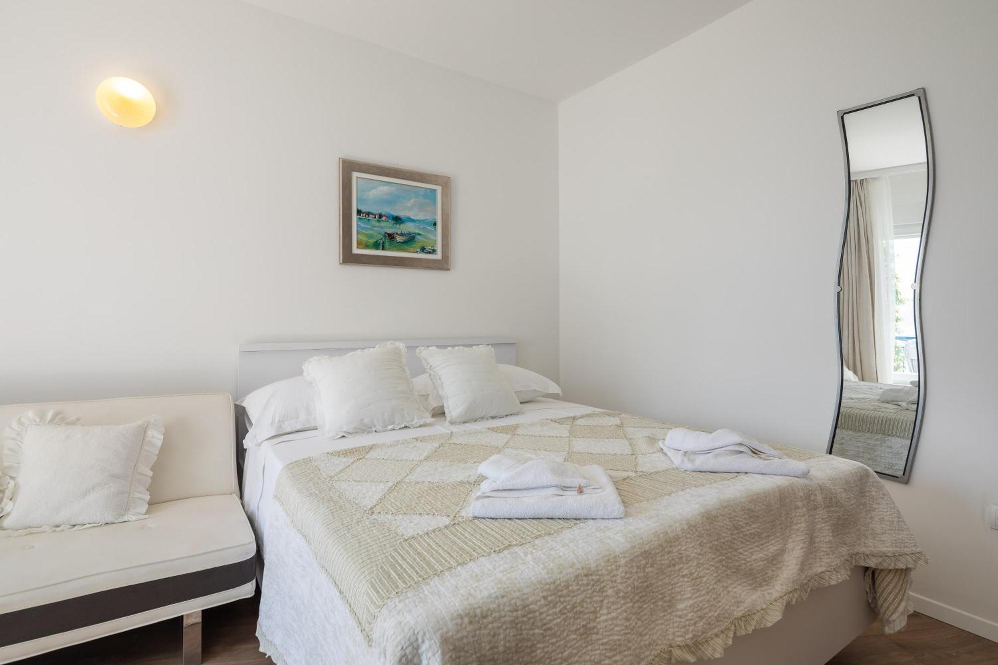 Caleta Seaview Suites II - Pool & Jacuzzi Локва Рогозница Екстериор снимка